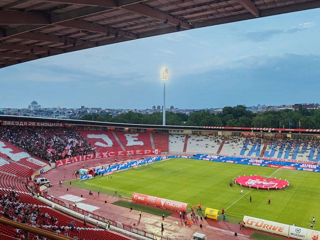 Pogledajte atmosferu na našem najvećem stadionu pred „mali gradski derbi“ (VIDEO)