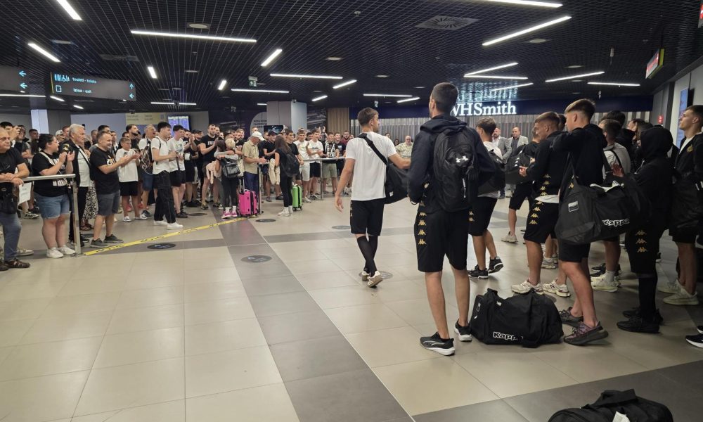 Crno-bela deca žive najslađi san! „Grobari“ na aerodromu dočekali najmlađi tim (VIDEO)