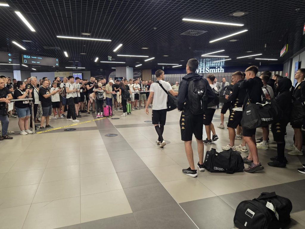 Crno-bela deca žive najslađi san! „Grobari“ na aerodromu dočekali najmlađi tim (VIDEO)