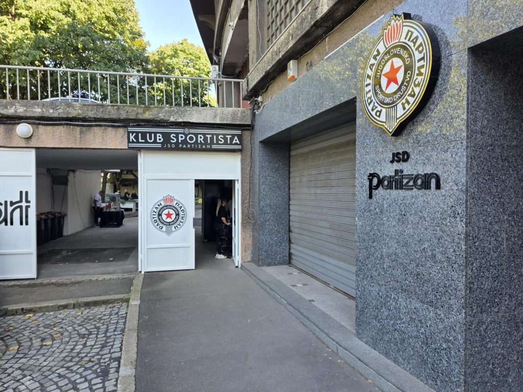 Bašta restorana u punom sjaju, kao nekada! „Grobari“ ponovo imaju gde da se okupljaju pred utakmice (VIDEO)