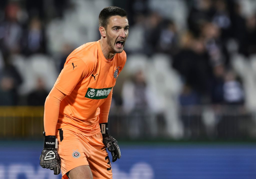 Komičan propust UEFA – golman Partizana kao štoper (FOTO/VIDEO)