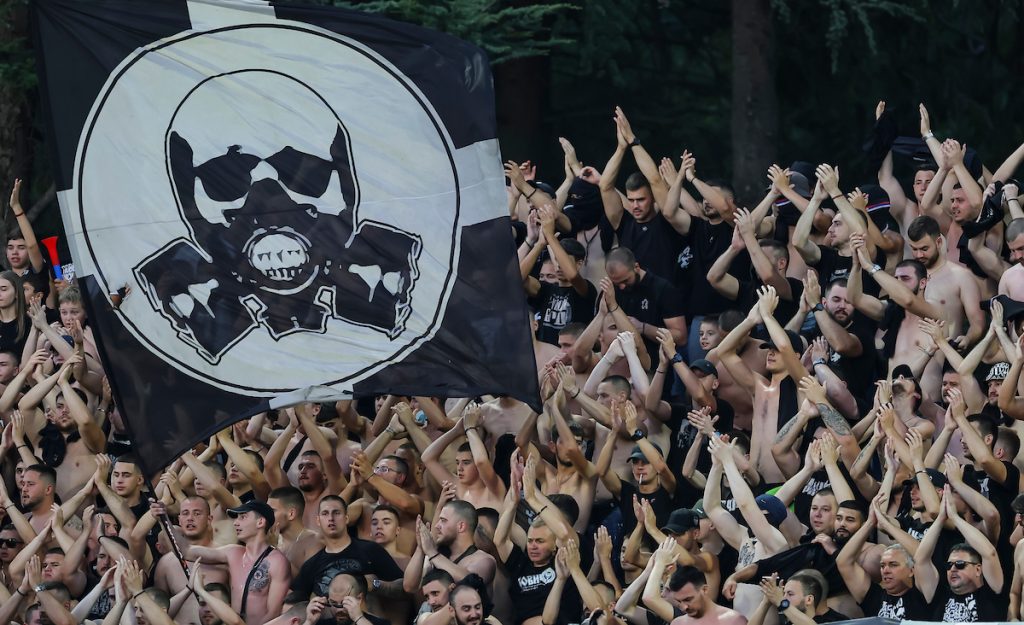 Imaće Partizan veliku podršku: Korteo „grobara“ ide ka Marakani (VIDEO)