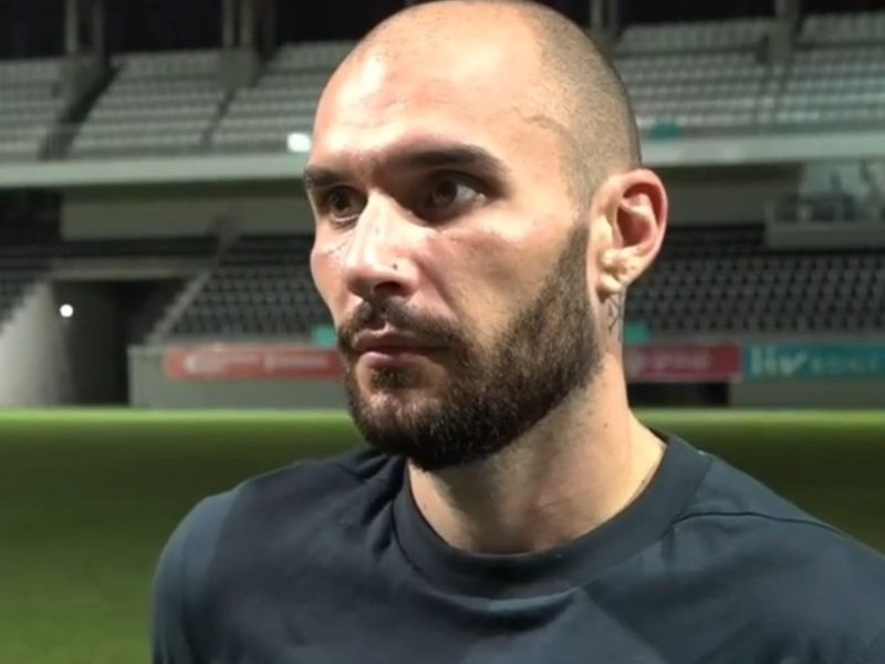 Otelo se kontroli: Huligan pretio fudbaleru Hajduka, pa ga pljunuo u punom kafiću (VIDEO)