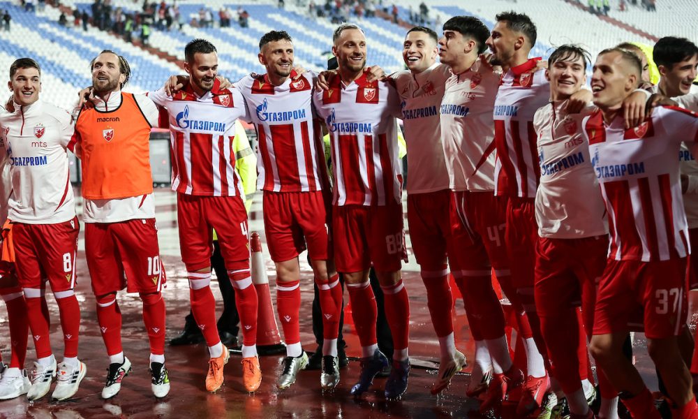 Dok mu je većina saigrača na moru: Fudbaler Crvene zvezde sa narodom čeka red ispred Hrama Svetog Save (FOTO)