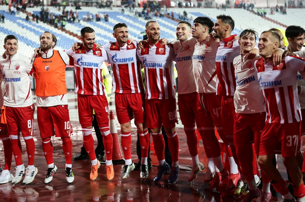Dok mu je većina saigrača na moru: Fudbaler Crvene zvezde sa narodom čeka red ispred Hrama Svetog Save (FOTO)