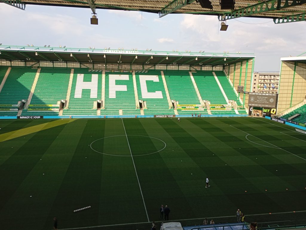 Pun stadion sat vremena pre početka meča? Nema toga u Škotskoj… Ister roud je prazan (FOTO/VIDEO)