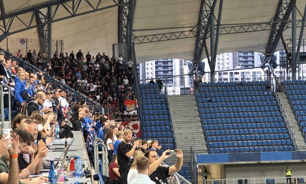 „Delije“ slavile sa fudbalerima! Orilo se: „Idemo dalje“ (VIDEO)