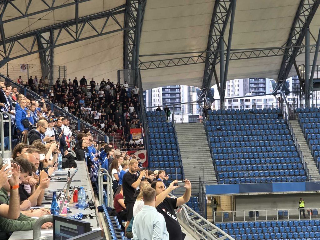 Zvezdini navijači došli na tribinu i zapevali! Domaći odgovorili koreografijom i bakljadom (VIDEO)
