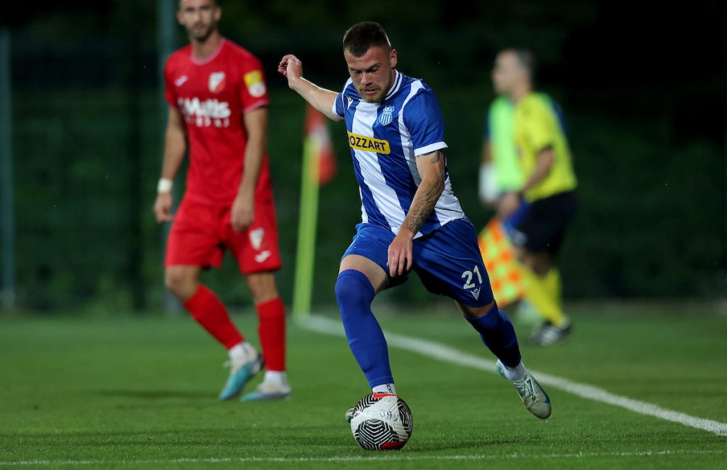 Radnik doveo desnog beka