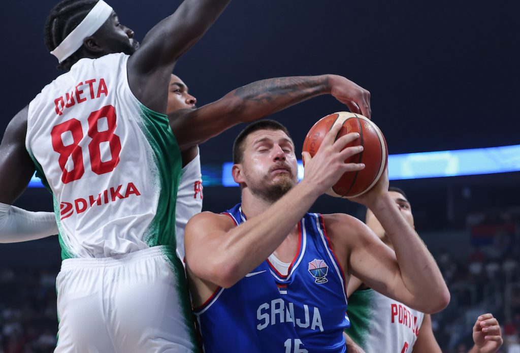 Zašto Nikola nema dobar tretman kod sudija? Jokić dobijao „batine“ bez prestanka, dok je Dončić izveo duplo više slobodnih bacanja