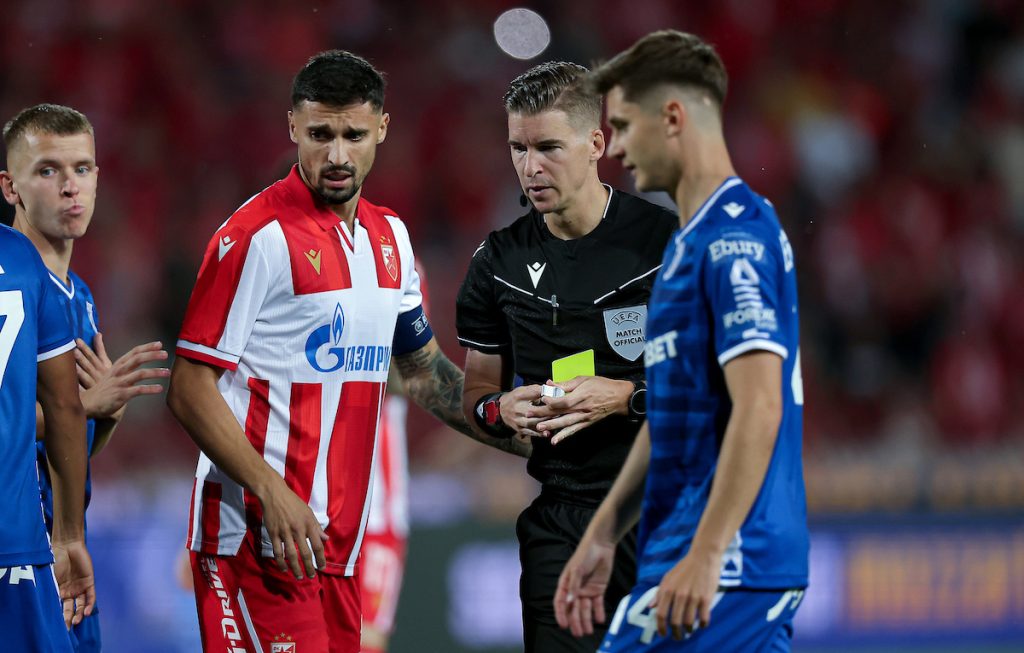 Problem za Leh na startu! Ofanzivca odvezli sa terena, izmena gostiju već u 8. minutu