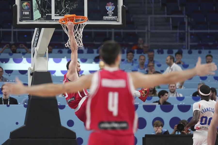 Bizarna scena: Košarkaš Gruzije utrčao da proslavi ključne poene, pa se umalo povredio! (VIDEO)