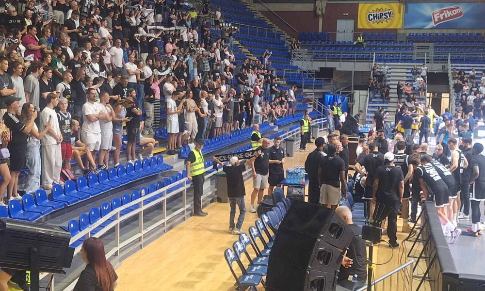 Čuveni „Steva Koska“ imao svoj šou! Poznati navijač uleteo na klupu da pozdravi Žoca, obezbeđenje nije uspelo da ga spreči