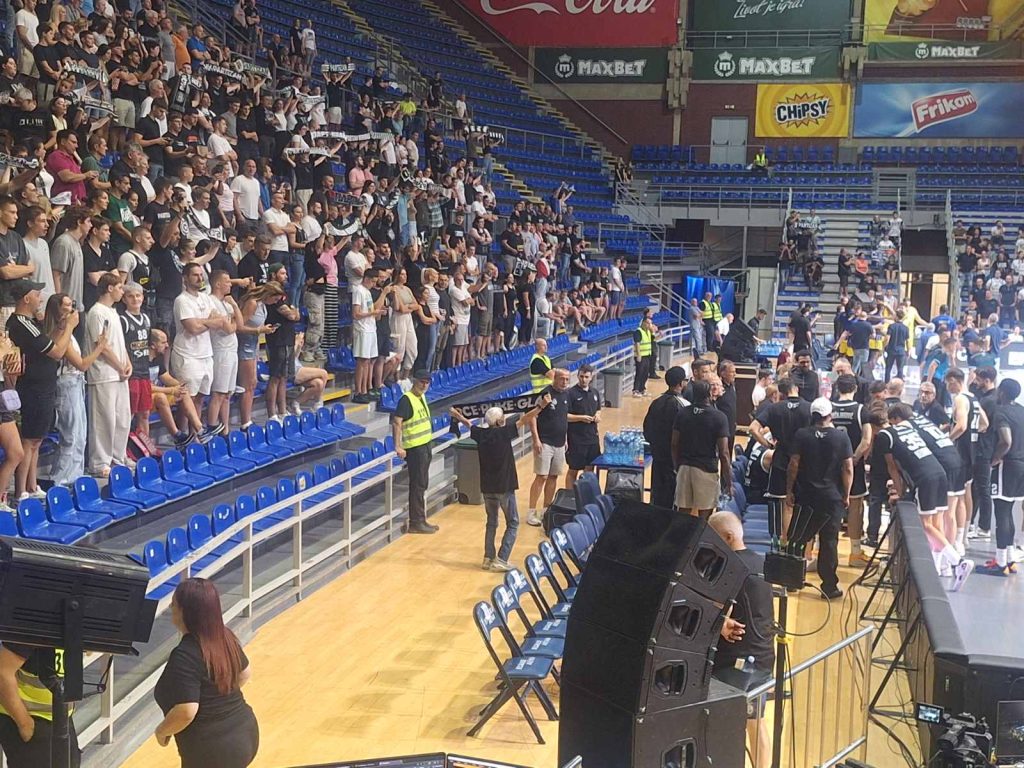 Čuveni „Steva Koska“ imao svoj šou! Poznati navijač uleteo na klupu da pozdravi Žoca, obezbeđenje nije uspelo da ga spreči