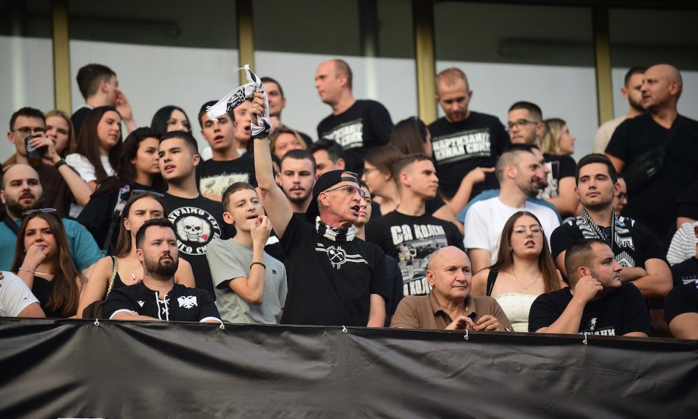 Žurka na Tašu! Kasni drugo poluvreme, „grobari“ luduju uz koncert Grupe JNA (VIDEO)