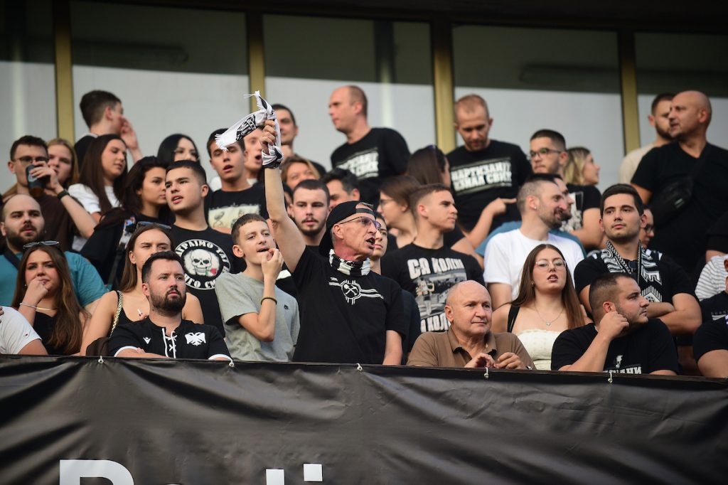 Žurka na Tašu! Kasni drugo poluvreme, „grobari“ luduju uz koncert Grupe JNA (VIDEO)