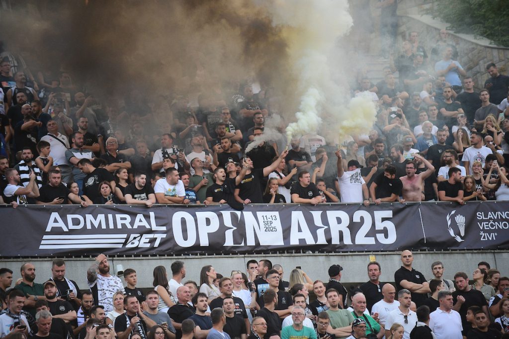 Scene koje će da obiđu ceo svet! „Grobari“ prekinuli meč, atmosfera došla do usijanja (VIDEO)