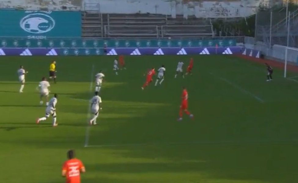 Frizeri plaču za ovakvim makazicama! Evrogol Makedonca obilazi planetu, asistent je fudbaler OFK Beograda (VIDEO)