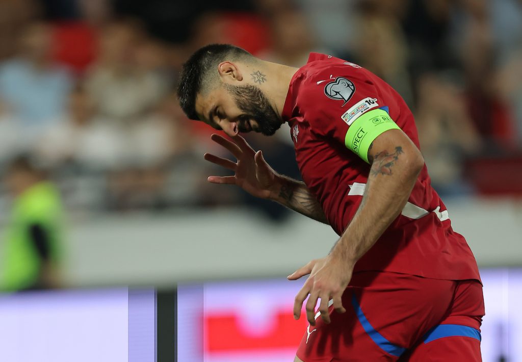 Debi kakav Hičkok ne bi režirao: Pogledajte prelep gol Mitrovića u nadoknadi vremena, ali mu je pobeda „ukradena“ (VIDEO)