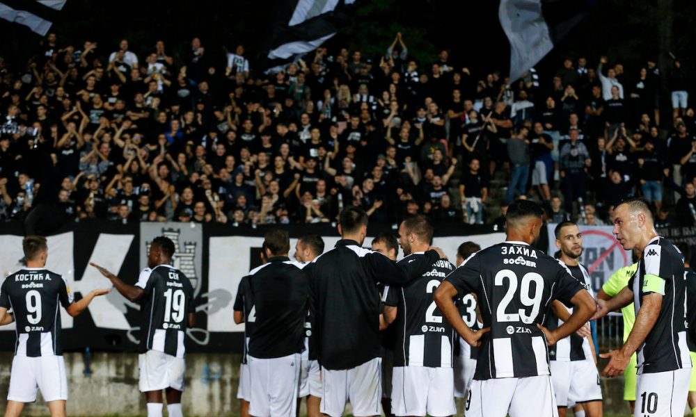 Fudbaleri Partizana prišli da pozdrave navijače, a onda im „grobari“ poslali jasnu poruku pred derbi (VIDEO)