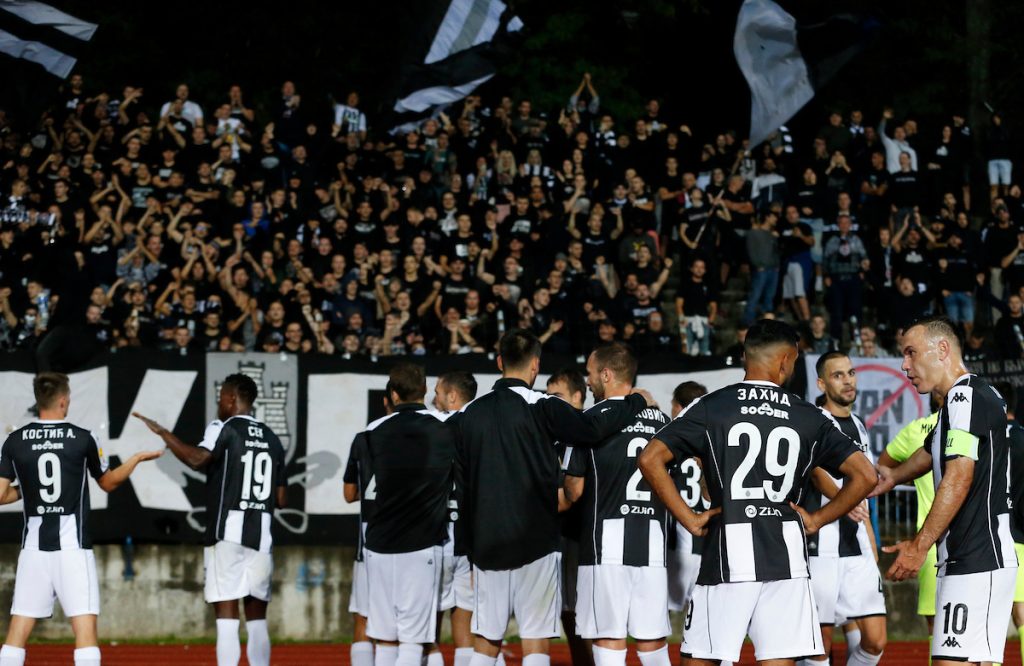 Fudbaleri Partizana prišli da pozdrave navijače, a onda im „grobari“ poslali jasnu poruku pred derbi (VIDEO)