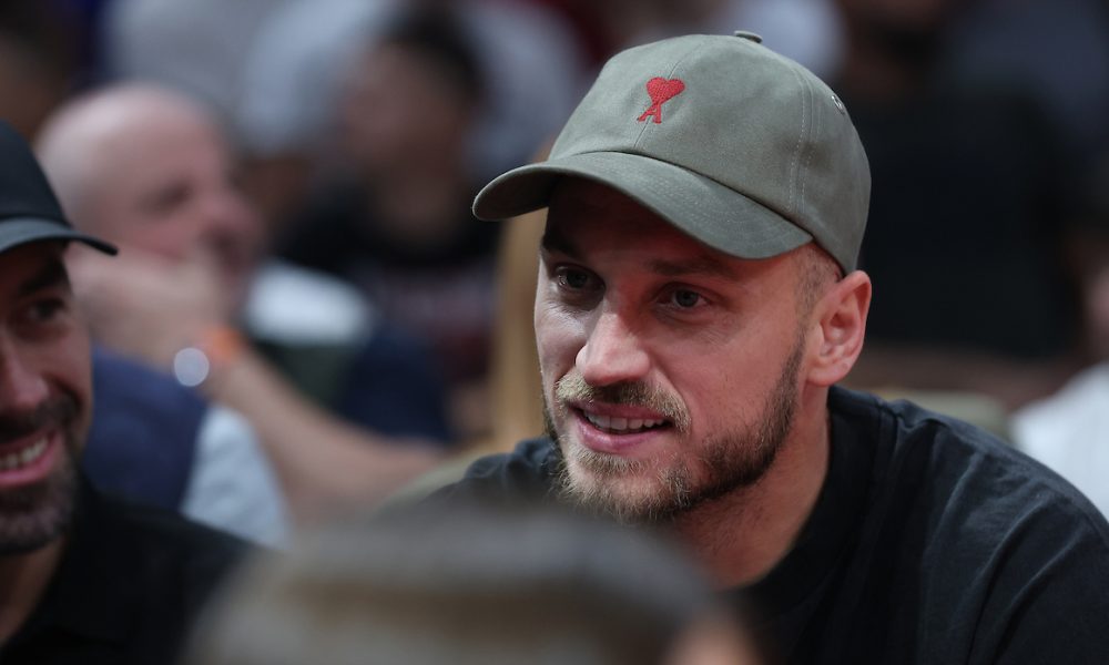 Zbog ovoga je već miljenik „delija“! Arnautović bodri košarkaše Zvezde u Areni