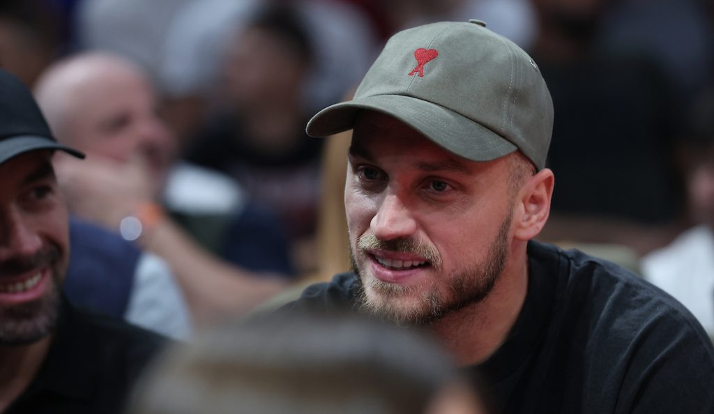 Zbog ovoga je već miljenik „delija“! Arnautović bodri košarkaše Zvezde u Areni