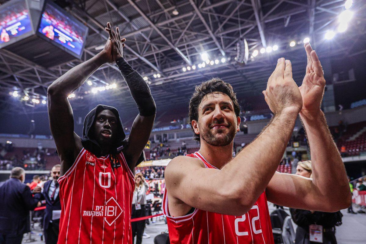 Haos na meču Hapoela pred dolazak u Beograd: Vlasnik isteran sa terena, Micić isključen, a važan igrač se povredio