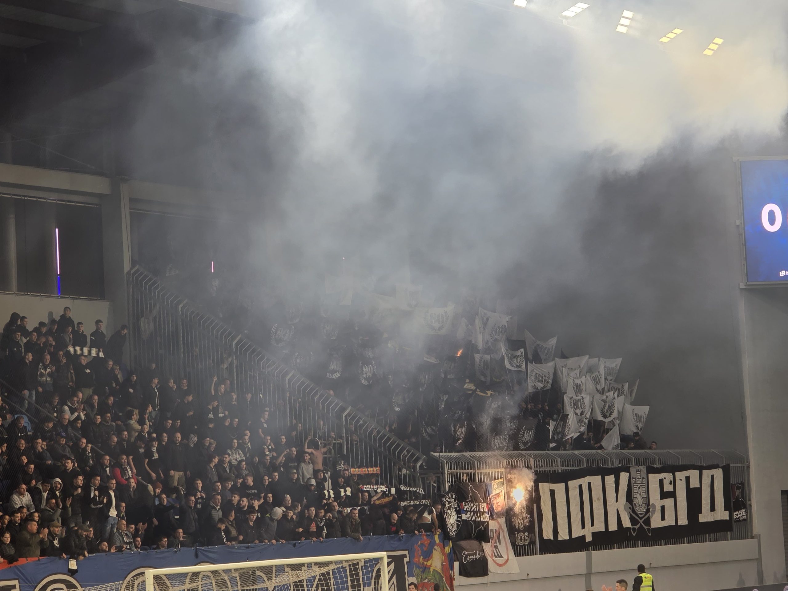 „Grobari“ bakljadom zagrejali atmosferu ove hladne vojvođanske večeri (VIDEO)