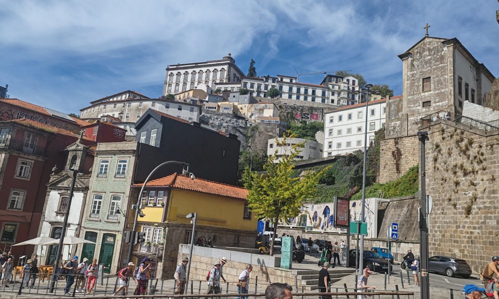 Šalovi i zastave Porta na terasama zgrada, ali su u prodavnicama i obeležja druga dva velikana! Dres jednog čoveka dominira! (FOTO)