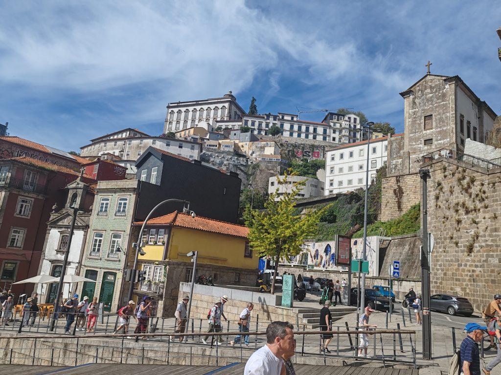 Šalovi i zastave Porta na terasama zgrada, ali su u prodavnicama i obeležja druga dva velikana! Dres jednog čoveka dominira! (FOTO)