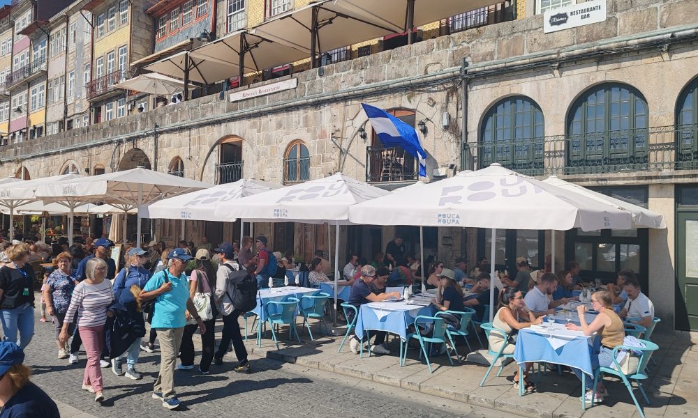 „Delije“ okupiraju kej u Portu, samo jedan restoran „nije“ za njih (VIDEO)