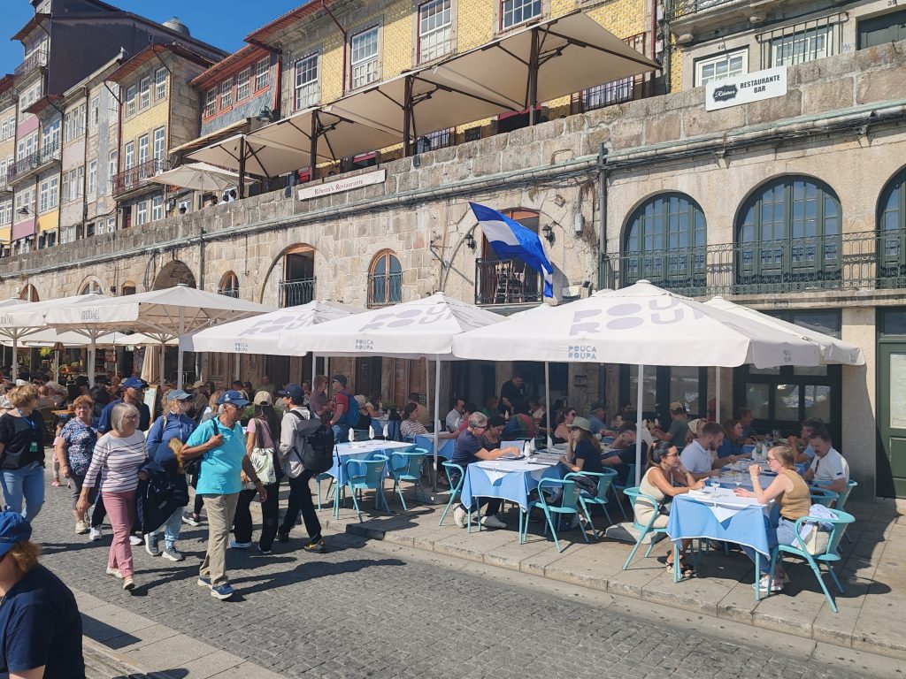„Delije“ okupiraju kej u Portu, samo jedan restoran „nije“ za njih (VIDEO)