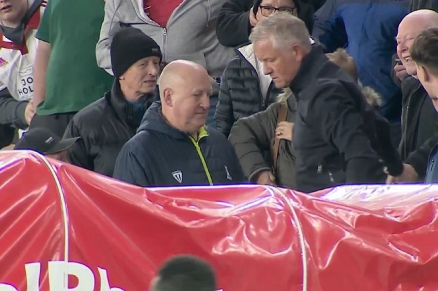 Trener Šefilda isključen jer je napucao navijača loptom (VIDEO)