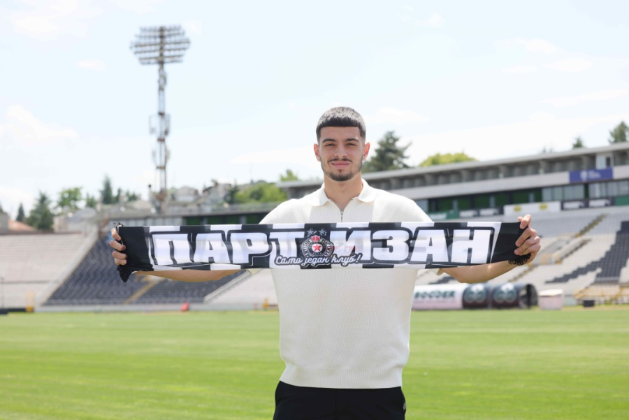 Matija Ninić posle potpisivanja profesionalnog ugovora sa Partizanom (Foto: FK Partizan)