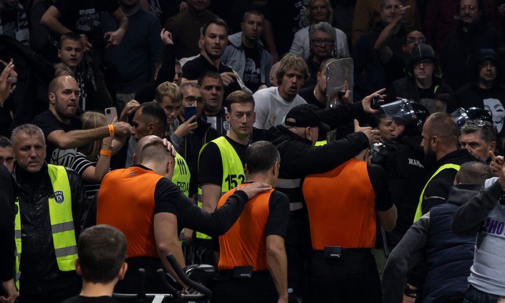 Besni „grobari“ gađali sudije prilikom izlaska sa terena (VIDEO)
