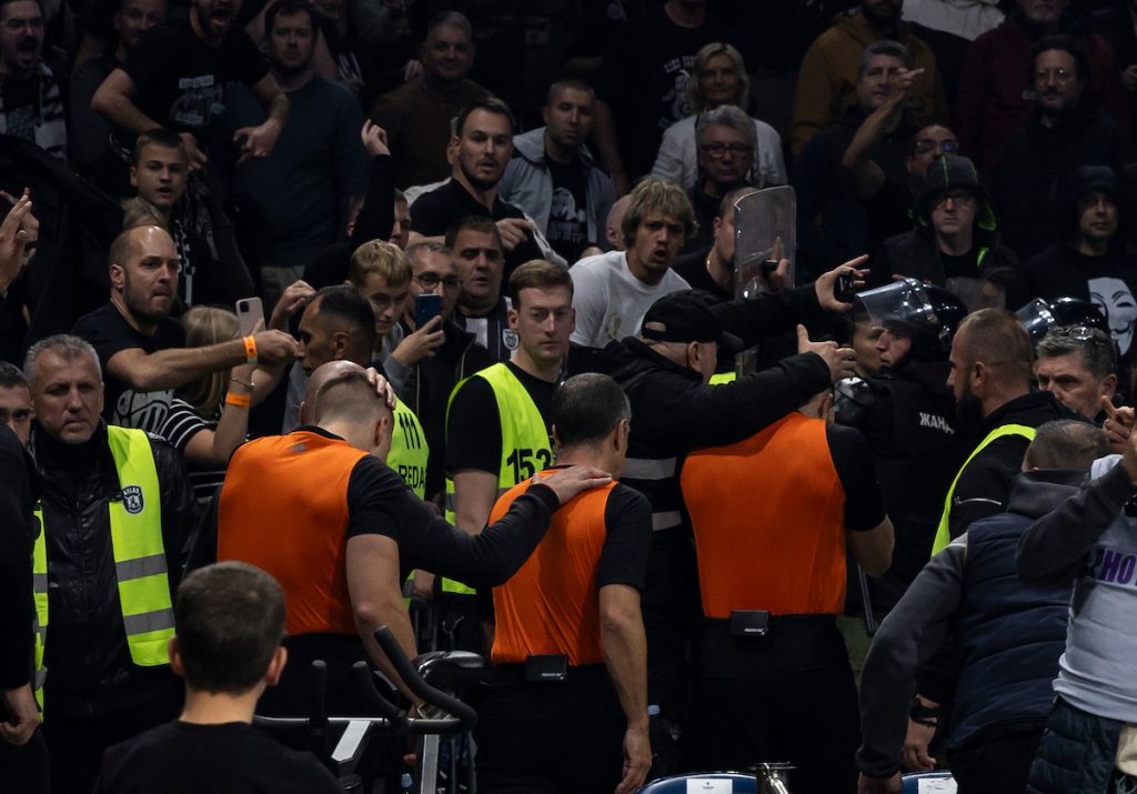 Besni „grobari“ gađali sudije prilikom izlaska sa terena (VIDEO)
