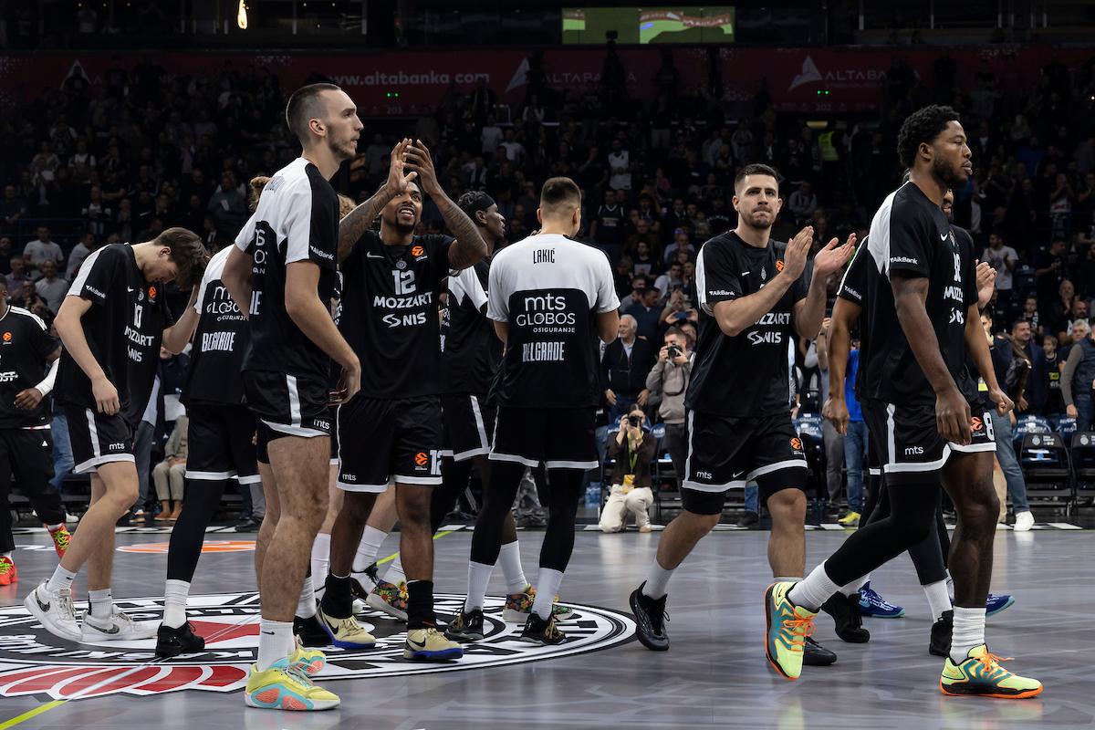 „Grobari“ žestokim zvižducima dočekali košarkaše Partizana, predmeti lete na teren (VIDEO)
