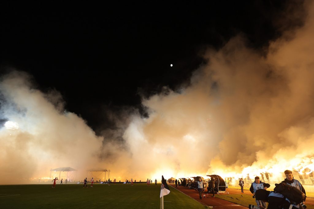 Fenomenalna atmosfera u Humskoj: Bakljada povodom 80. rođendana Partizana (VIDEO)