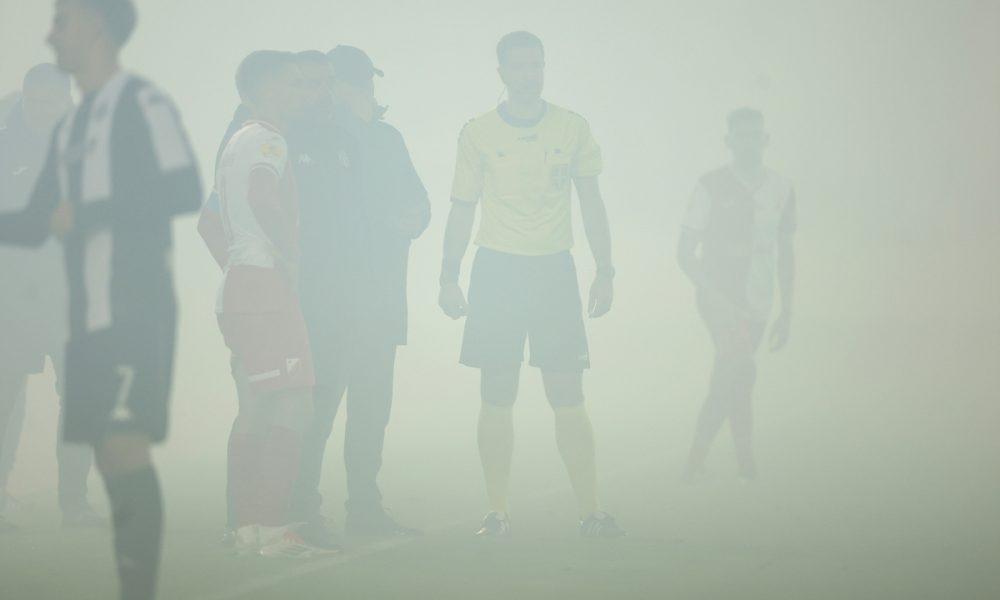 Dim preplavio stadion Partizana: Sudija Živković poveo igrače u svlačionicu (VIDEO)