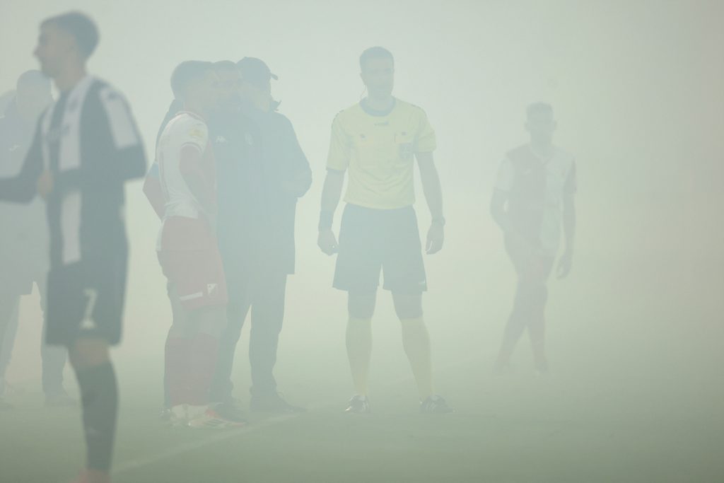Dim preplavio stadion Partizana: Sudija Živković poveo igrače u svlačionicu (VIDEO)
