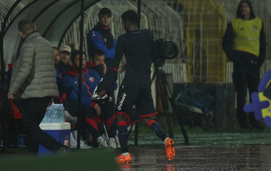 Šta se dešava u Nišu? Tri izmene Milojevića u prvom poluvremenu! Olajinka nije bio baš srećan! (FOTO)