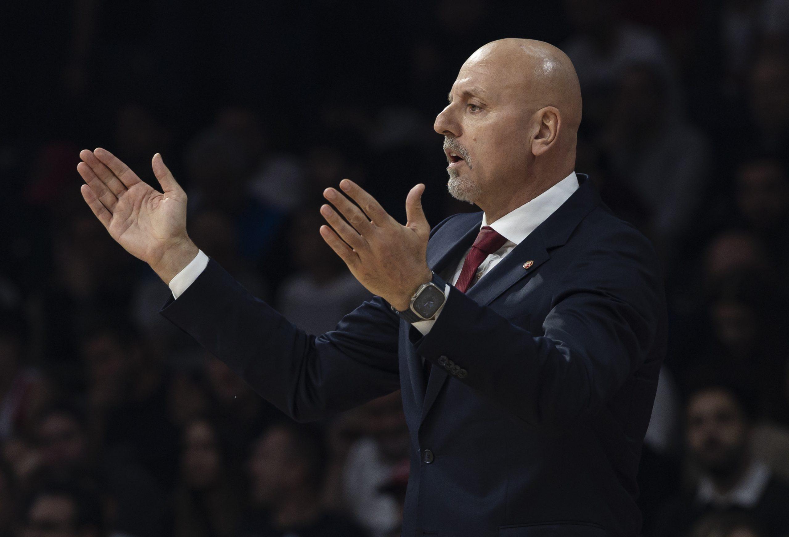 Saša Obradović na klupi Zvezde tokom meča sa Monakom