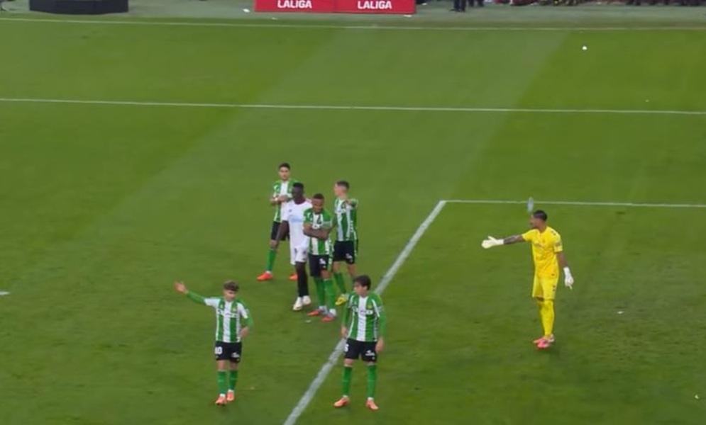 Haos u gradskom derbiju! Betis bolji od Sevilje, meč prekinut, pa nastavljen (VIDEO)