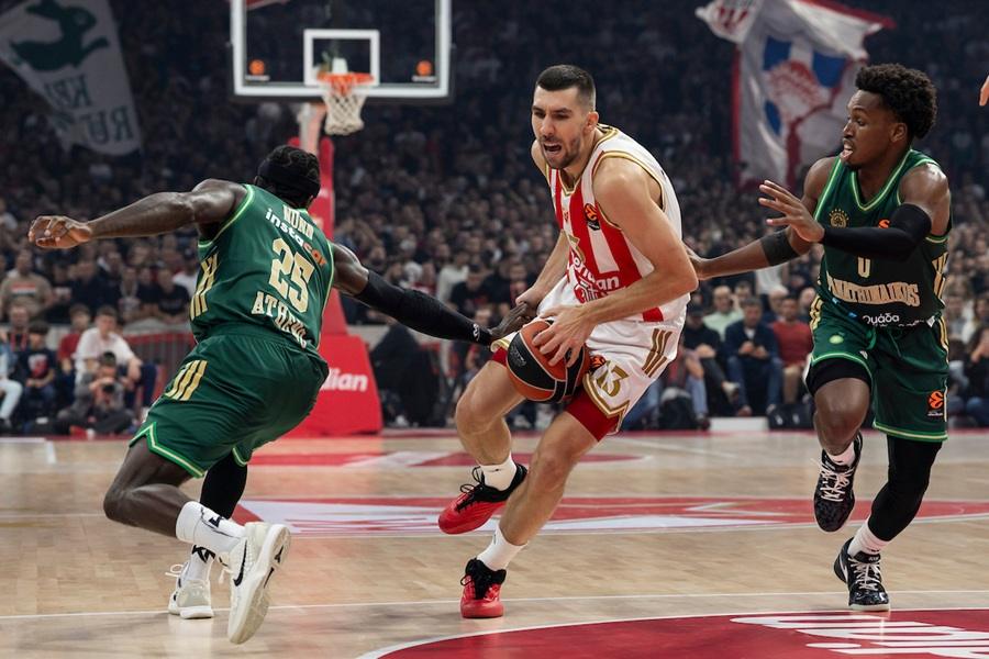 Dobrić namestio ruku: Pogodak sa pola terena uz zvuk sirene (VIDEO)