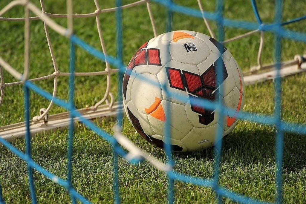 Ovo se ne viđa svaki dan: Srpski golman pogodio mrežu preko celog terena! (VIDEO)
