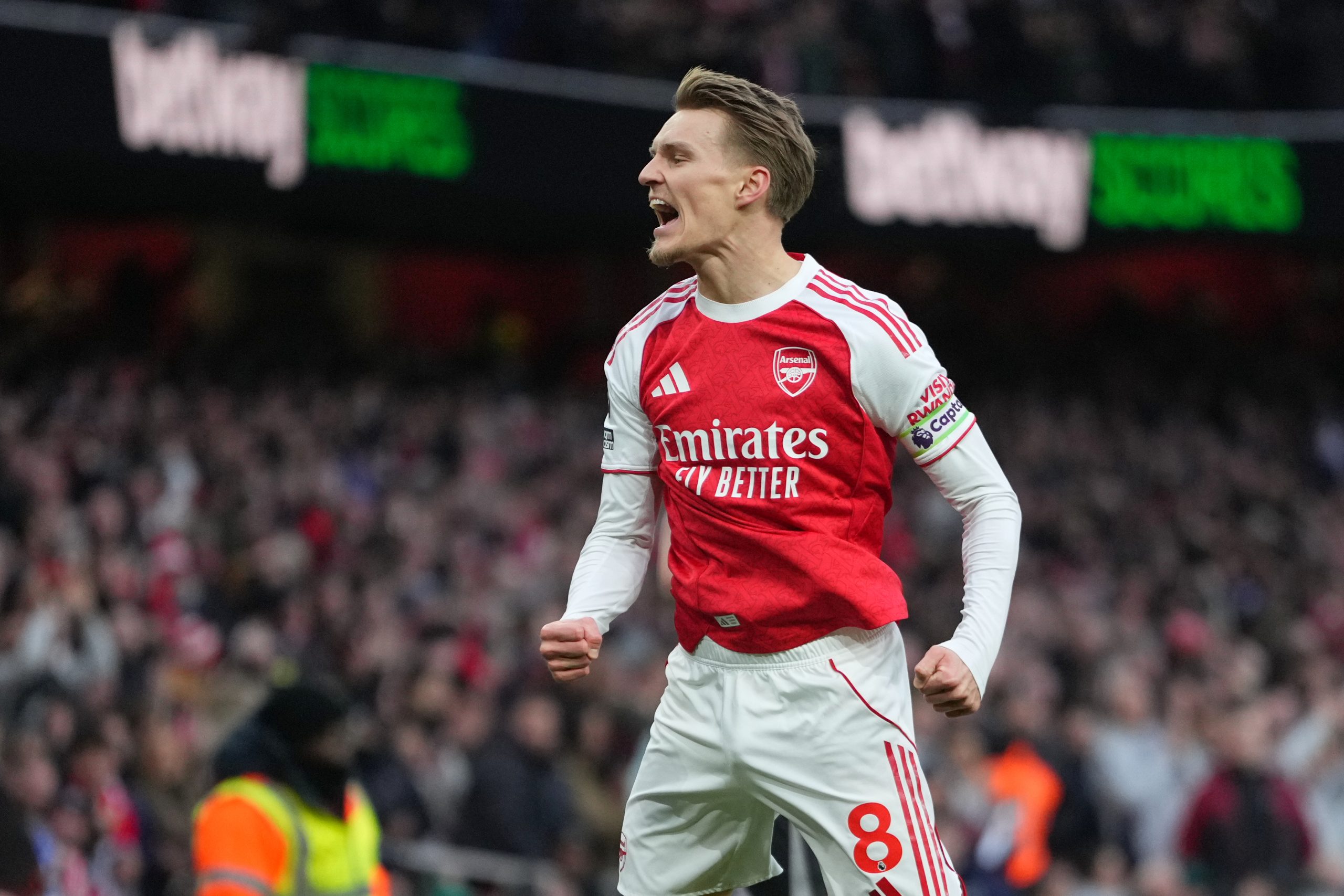 Arsenal ponovo vodi kolo, Šade i saigrač „maltretirali“ Petrovića