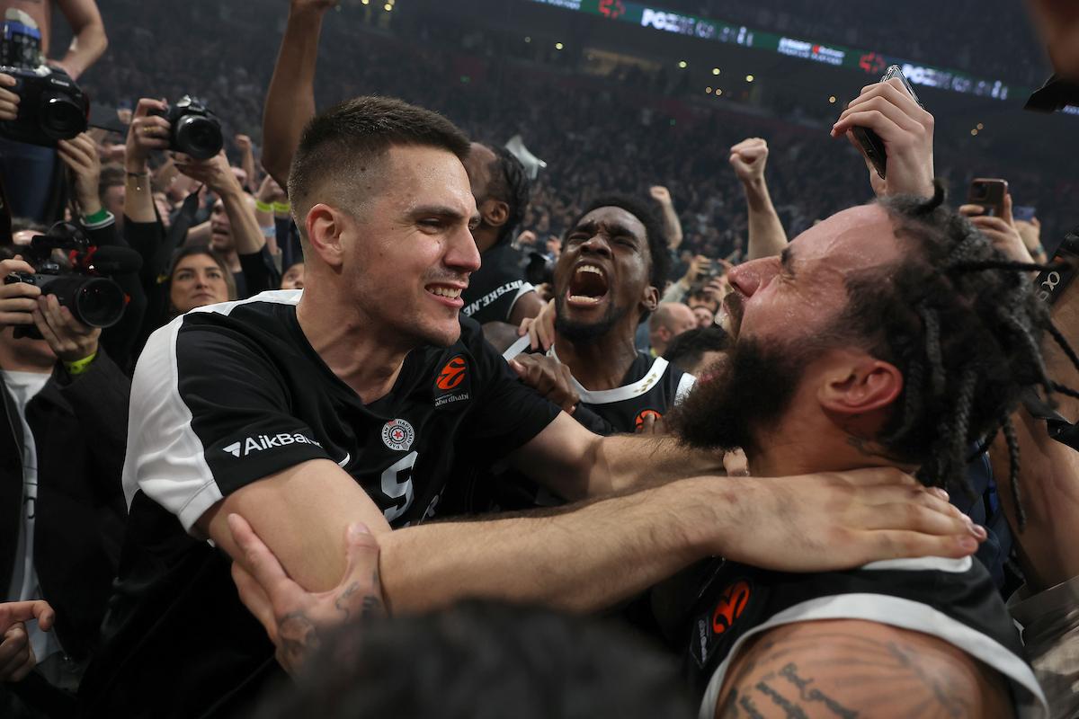 Palo pomirenje navijača i košarkaša Partizana – ogromno slavlje u Beogradskoj areni posle pobede u derbiju (VIDEO)