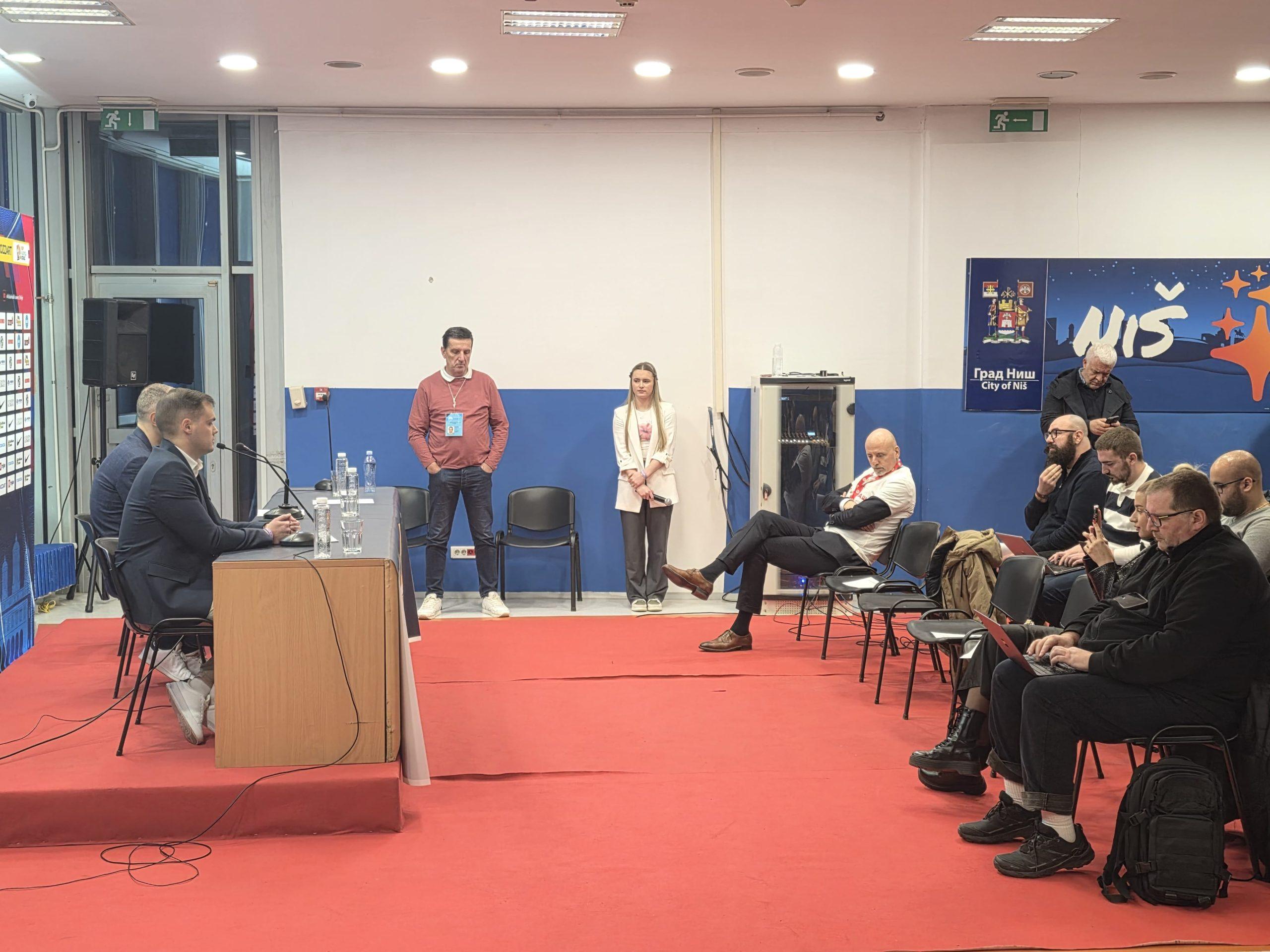 Obradović među novinarima – Trener Zvezde iz prvog reda posmatra konferenciju Vuleta Avdalovića (FOTO)