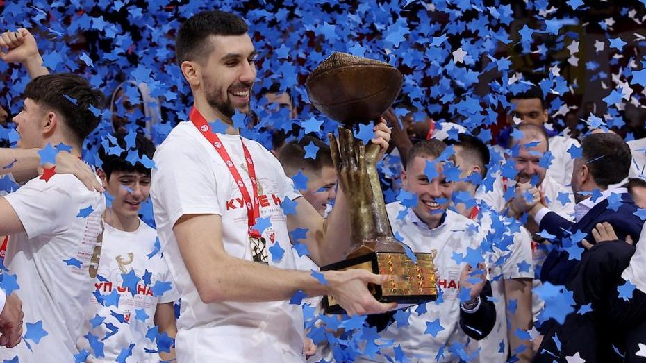 Ognjen Dobrić sa longetom na ruci uz Orlove